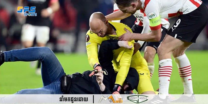 អ្នកចាំទី Dmitrovic របស់ក្រុម Sevilla ត្រូវរងការវាយប្រហារដោយអ្នកគាំទ្រ 